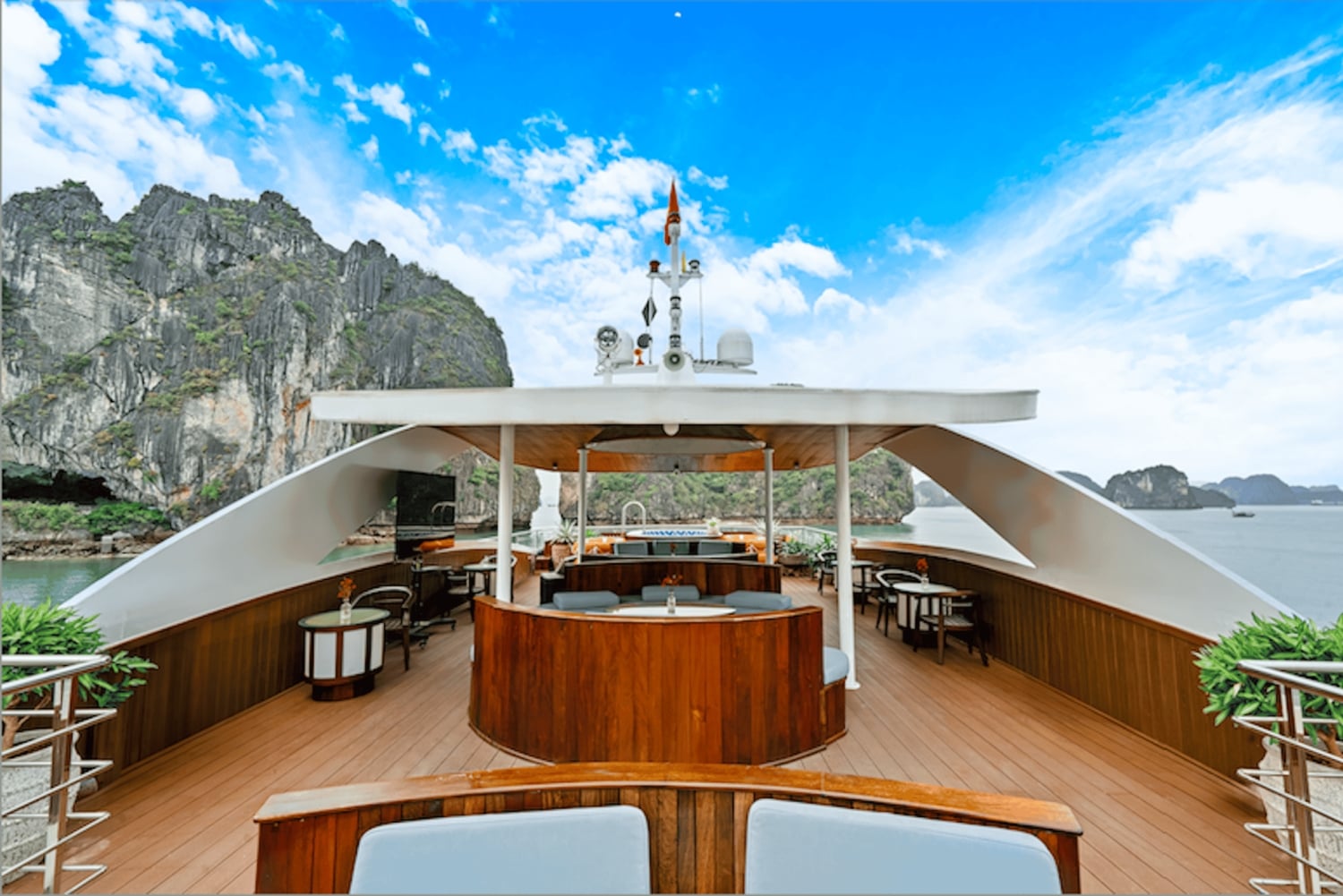Ab Ha Long: Luxus-Symphonie-Tageskreuzfahrt mit 2 Jacuzzi-Pools