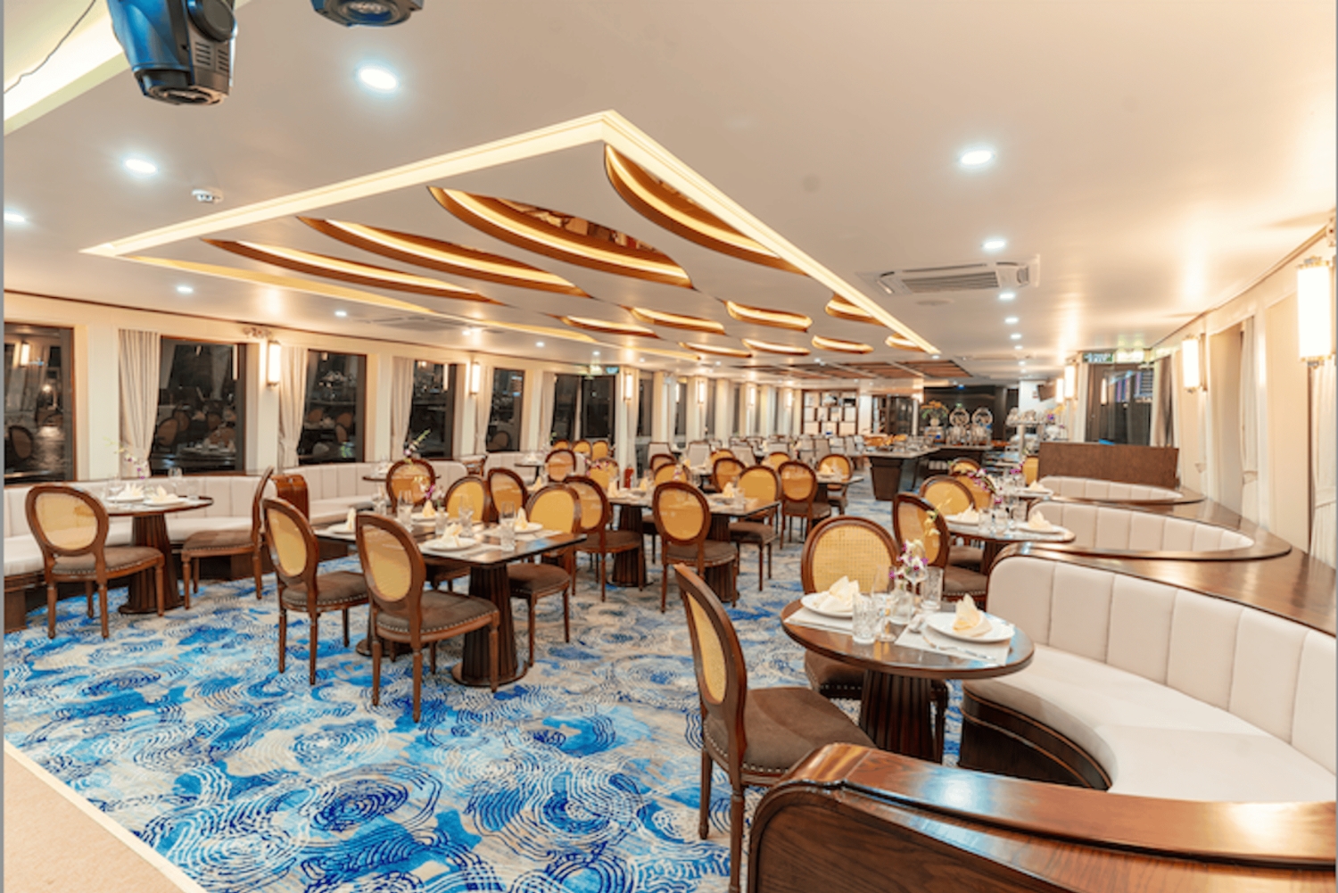 Ab Ha Long: Luxus-Symphonie-Tageskreuzfahrt mit 2 Jacuzzi-Pools
