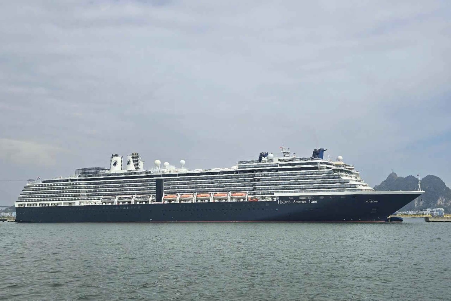 Do porto de cruzeiros de Halong: Passeio de barco de 4 horas pela Baía de Ha Long