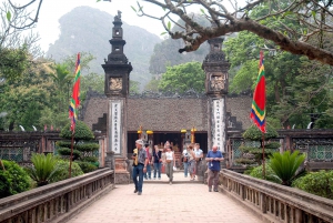 Depuis Hanoi : 1 journée en voiture privée pour le village de l'encens et Ninh Binh