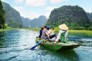 Depuis Hanoi : 1 journée en voiture privée pour le village de l'encens et Ninh Binh