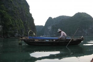 De Hanói: Cruzeiro de luxo de 2 dias na Baía de Bai Tu Long com Jacuzzi