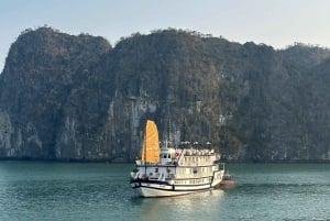 From Hanoi: 2-Day Bai Tu Long Bay Luxury Cruise with Jacuzzi