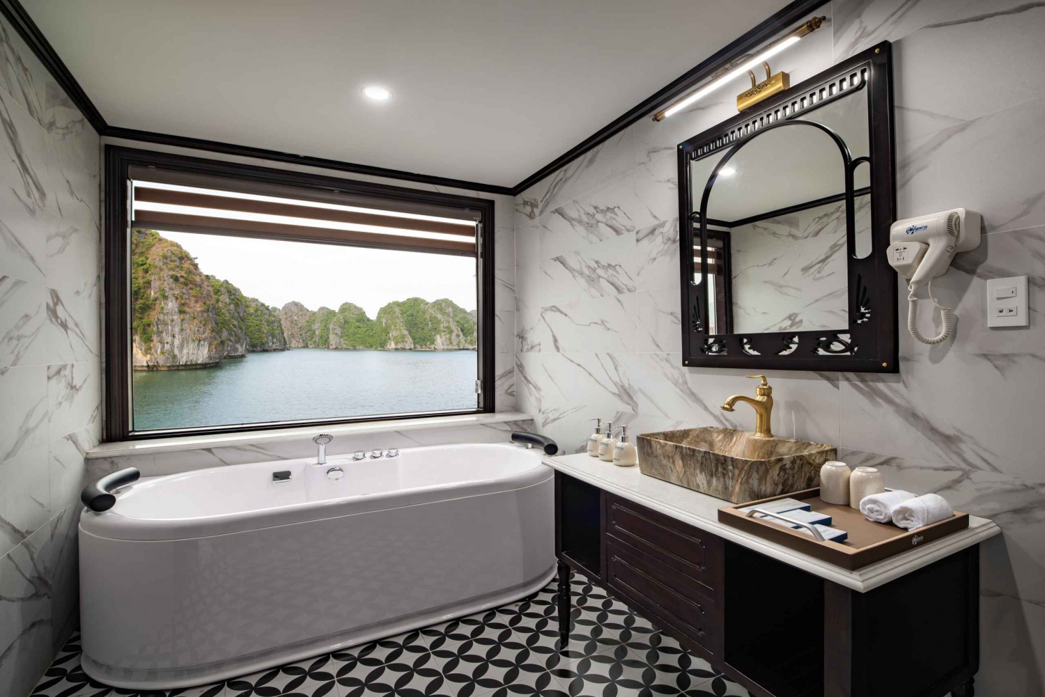 From Hanoi: 2-Day Cruise Trip with Private Balcony & Bathtub