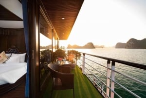 Fra Hanoi: 2-dagers cruisetur med privat balkong og badekar