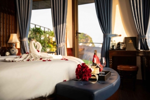 From Hanoi: 2-Day Ha Long and Lan Ha Bay Cruise with Meals