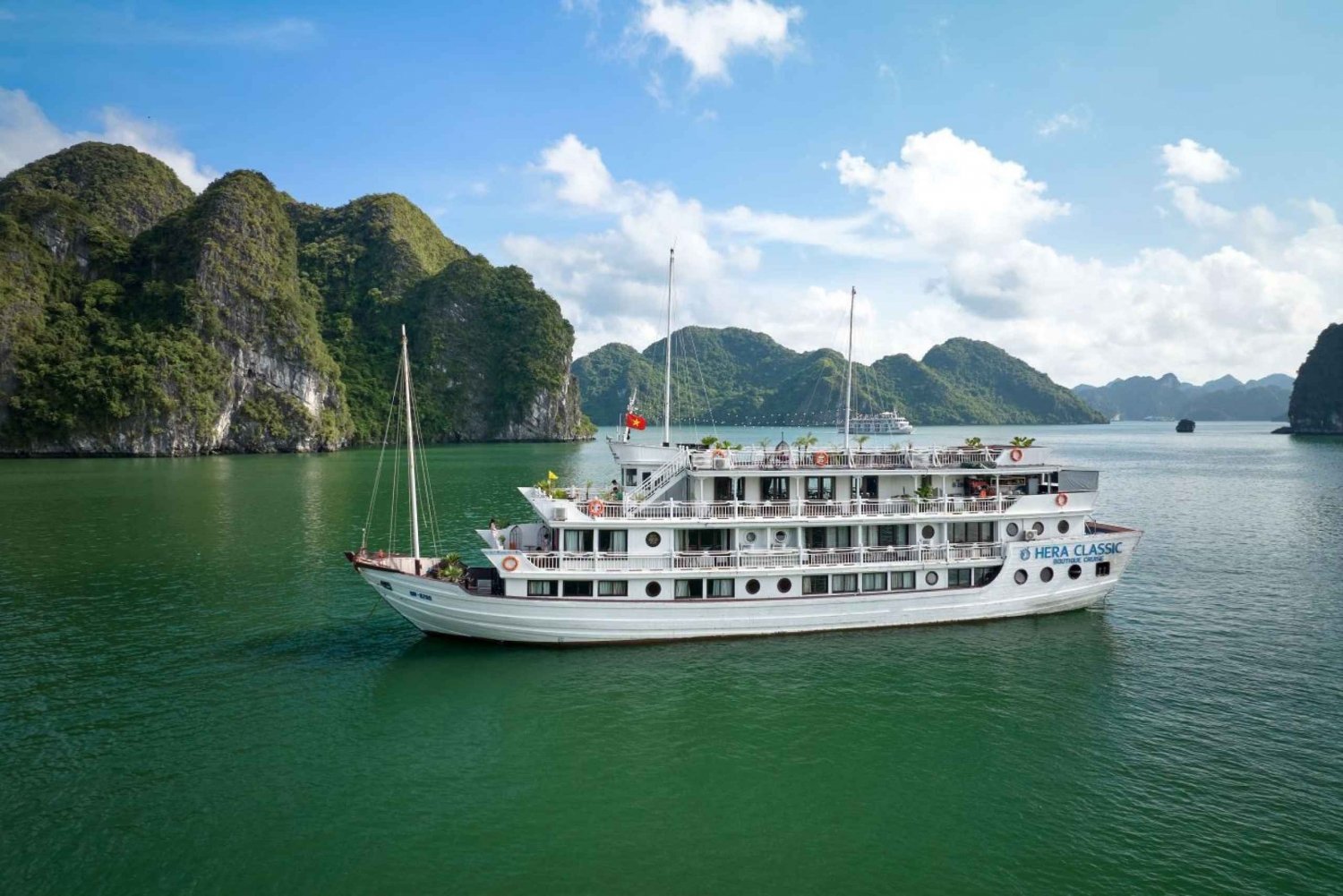 From Hanoi: 2-Day Ha Long Bay Cruise and Surprise Cave Kayak