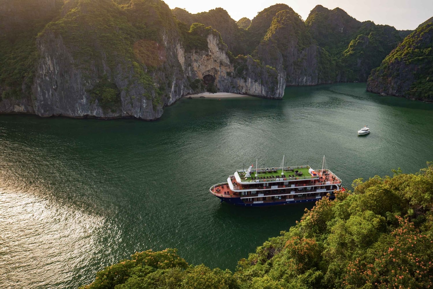 Fra Hanoi: 2-dagers Halong- og Lan Ha-bukten La Pandora-cruise