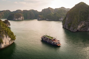 Fra Hanoi: 2-dagers Halong- og Lan Ha-bukten La Pandora-cruise