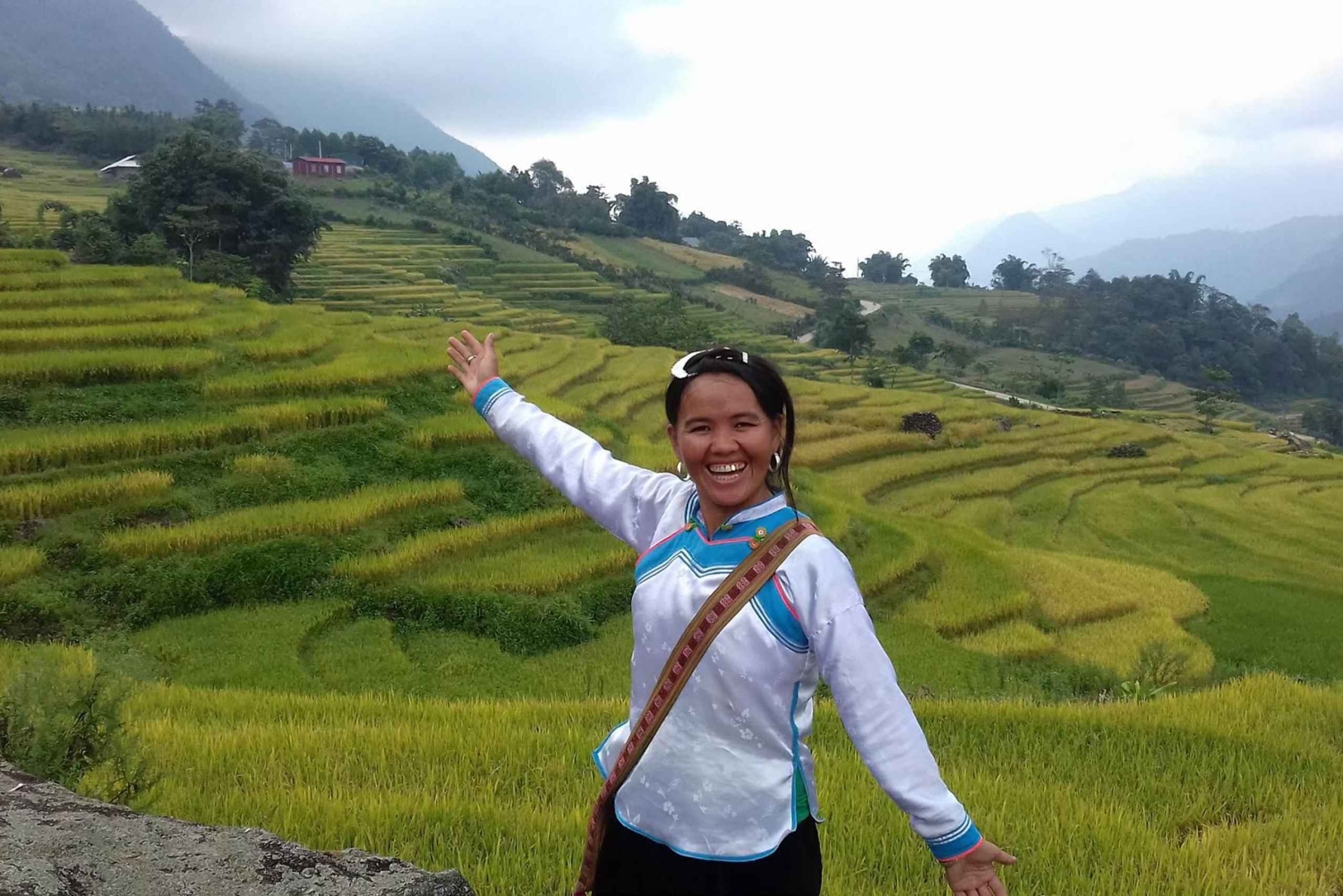 Desde Hanoi: Excursión de senderismo de 2 días a Sapa con alojamiento en familia y comidas