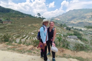 Desde Hanoi: Excursión de senderismo de 2 días a Sapa con alojamiento en familia y comidas