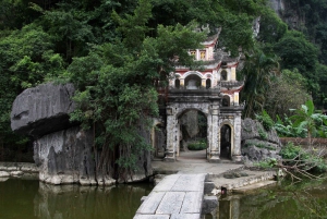 Ninh Binh Tour: Full-Day Hoa Lu and Tam Coc Boat Tour
