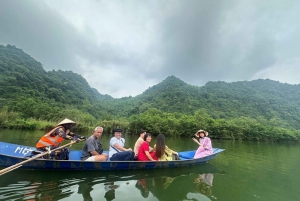 Au départ de Hanoi : Visite d'une jounée de la pagode des Parfums en groupe avec déjeuner