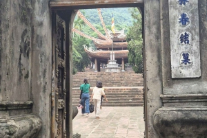 Hanoista: Hanoi: Koko päivän Perfume Pagoda ryhmäkierros lounaalla