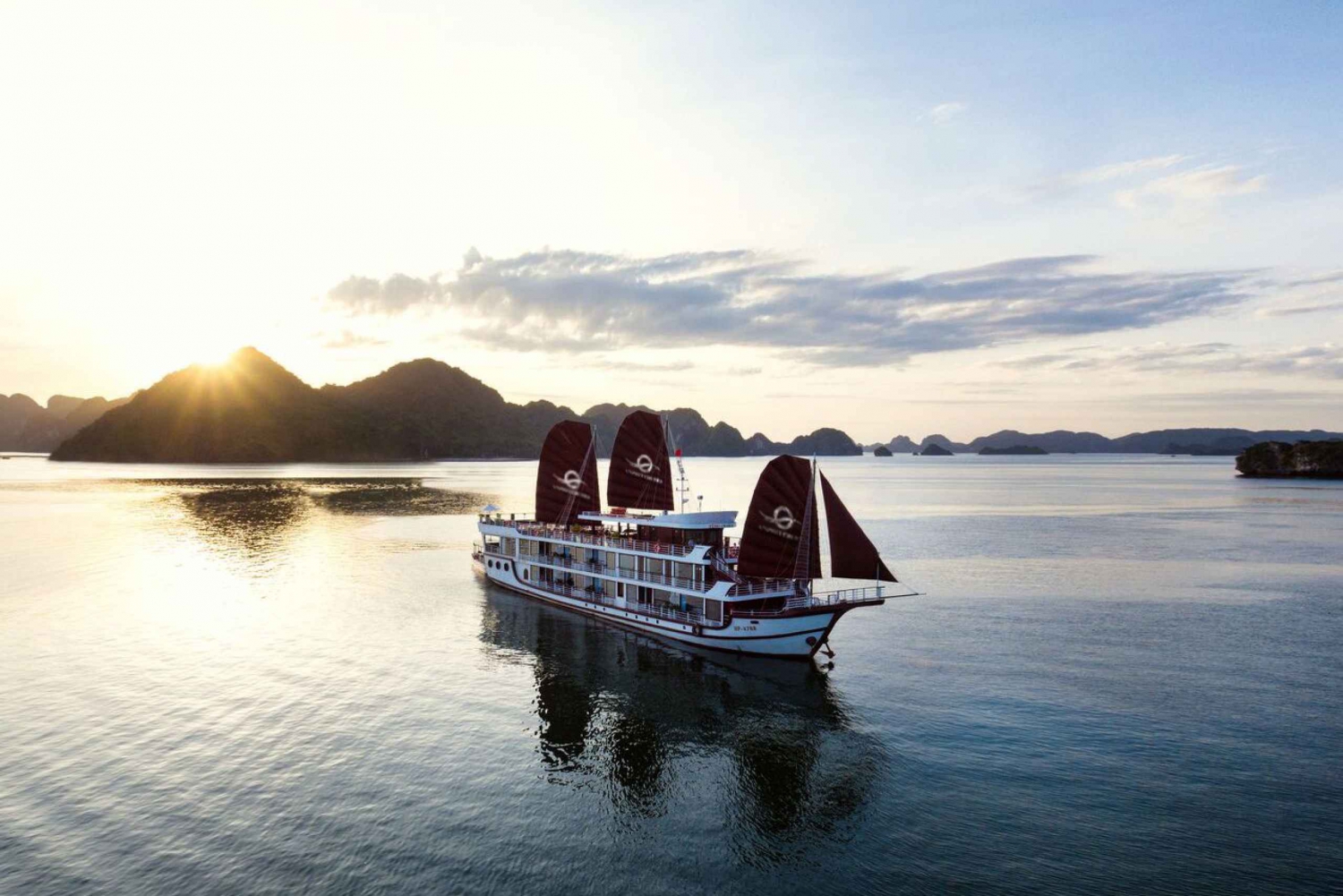 Bahías de Ha Long y Lan Ha: Crucero de 2 días con comidas y kayak