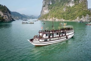 Au départ de Hanoi : Croisière de 2 jours et 1 nuit dans la baie de Ha Long et de Bai Tu Long