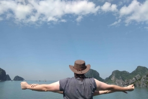 Desde Hanoi: Crucero de 2 días por la Bahía de Ha Long y Lan Ha con comidas