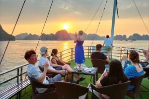 Fra Hanoi: Halong Bay Deluxe dagstur med cruise