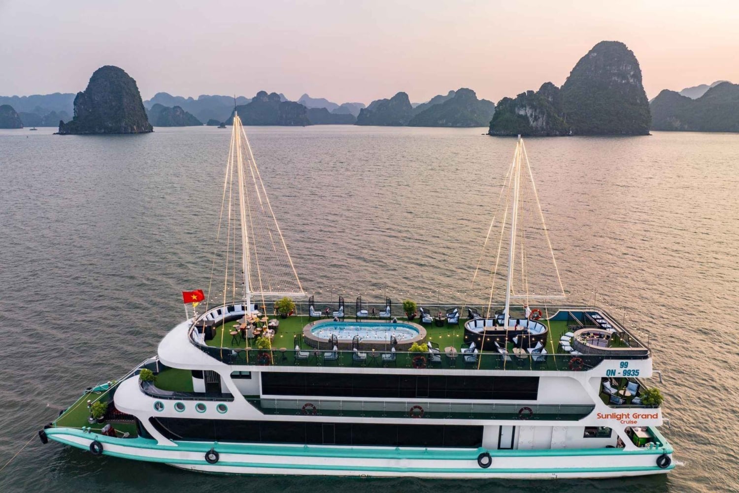 ハノイ発：5つ星クルーズで行くハロン湾ラグジュアリーツアー