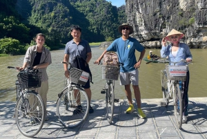 Z Hanoi: Hoa Lu i Tam Coc z lunchem w formie bufetu i jazdą na rowerze