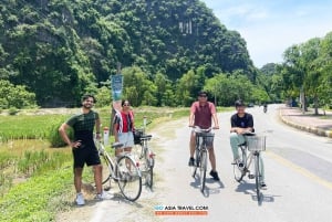 Z Hanoi: Hoa Lu i Tam Coc z lunchem w formie bufetu i jazdą na rowerze