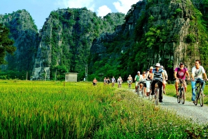 Hanoista: Hoa Lu & Tam Coc buffetlounaalla & pyöräilyllä