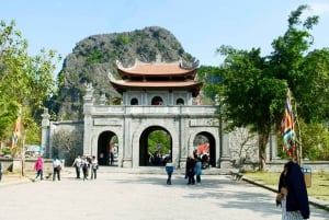 Excursion d'une journée à Hanoi : Hoa Lu, Trang An et la grotte de Mua