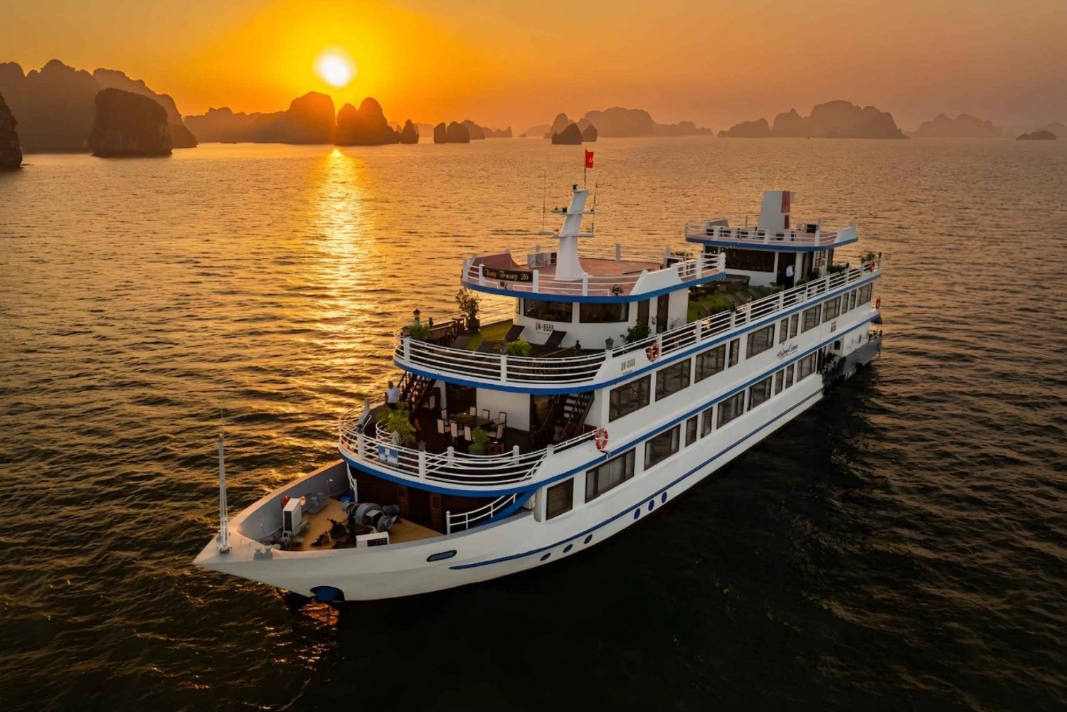 Hanoista: Hanoi: Yöpyminen Halong Bay Luxury Cruise aterioineen