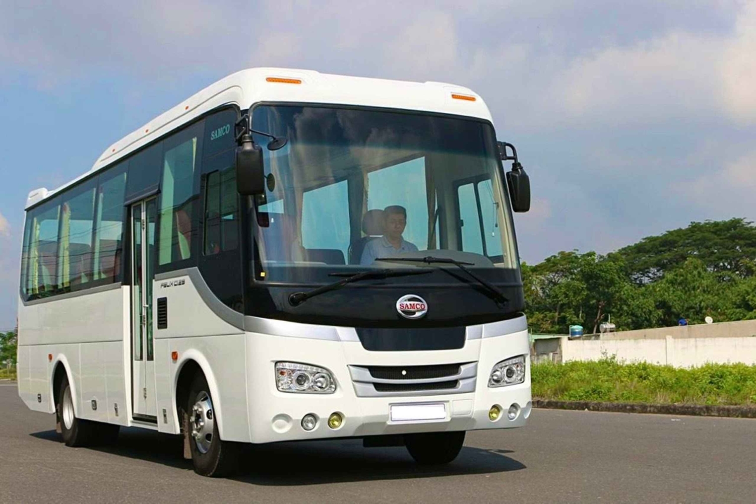 Au départ de Hué : transfert en bus vers Hoi An avec 4 arrêts touristiques