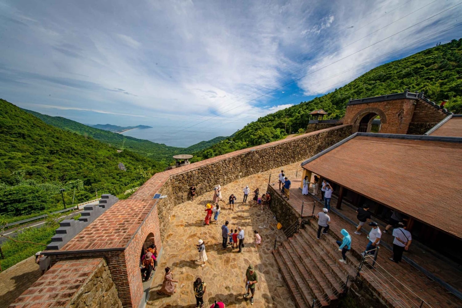 Au départ de Hué : transfert en bus vers Hoi An avec 4 arrêts touristiques