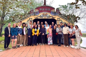 Au départ de Hué : transfert en bus vers Hoi An avec 4 arrêts touristiques