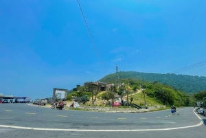 Au départ de Hué : transfert en bus vers Hoi An avec 4 arrêts touristiques