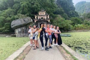 Van Ninh Binh Authentieke Tour : Hoa Lu, Trang An, Mua Grot