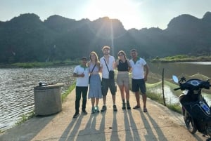 Van Ninh Binh Authentieke Tour : Hoa Lu, Trang An, Mua Grot