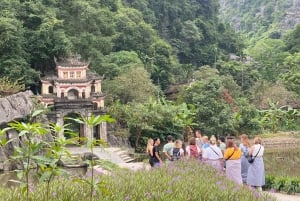 Van Ninh Binh Authentieke Tour : Hoa Lu, Trang An, Mua Grot