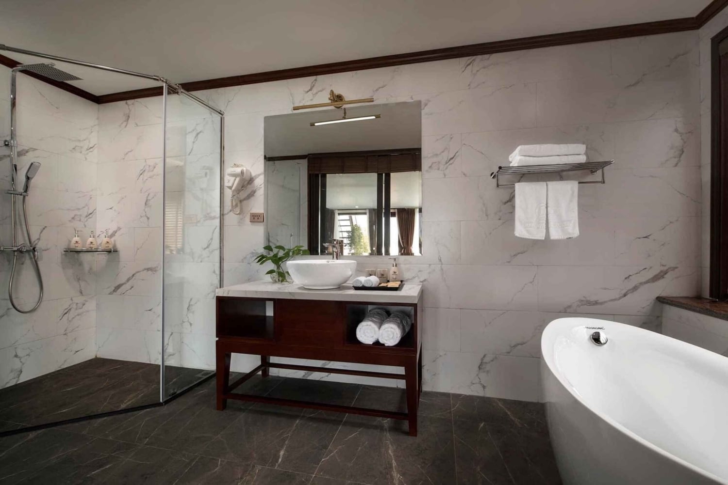 Van Ninh Binh: Ha Long - Lan Ha Bay 2D1N op 5-sterrencruise