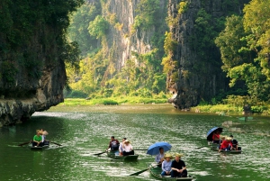 Depuis Ninh Binh : Excursion au coucher du soleil : moto, guide touristique, billets.