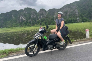 Depuis Ninh Binh : Excursion au coucher du soleil : moto, guide touristique, billets.