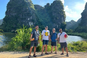 Vanuit Ninh Binh: Rondleiding bij zonsondergang: motor, gids, tickets