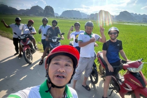 Da Ninh Binh: Tour al tramonto: moto, guida turistica, biglietti