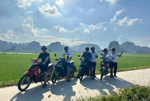 Depuis Ninh Binh : Excursion au coucher du soleil : moto, guide touristique, billets.