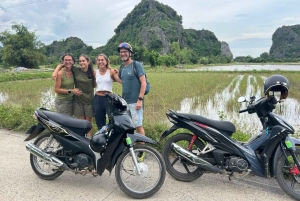 Vanuit Ninh Binh: Rondleiding bij zonsondergang: motor, gids, tickets