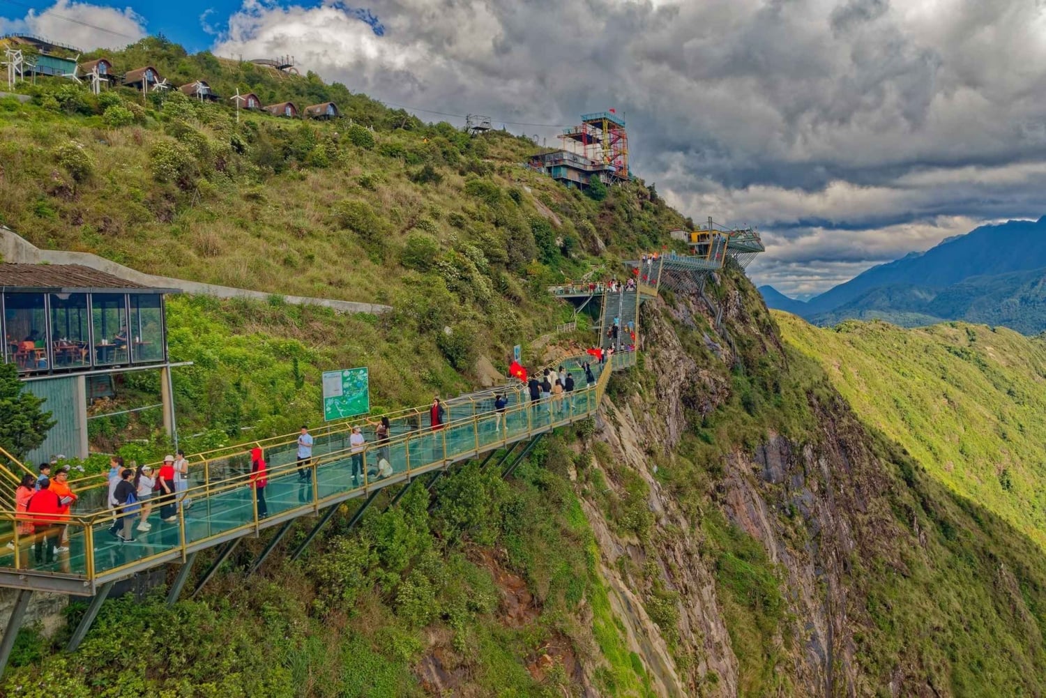 Z Sapa: wycieczka grupowa na szklany most i do wodospadu Silver Waterfall