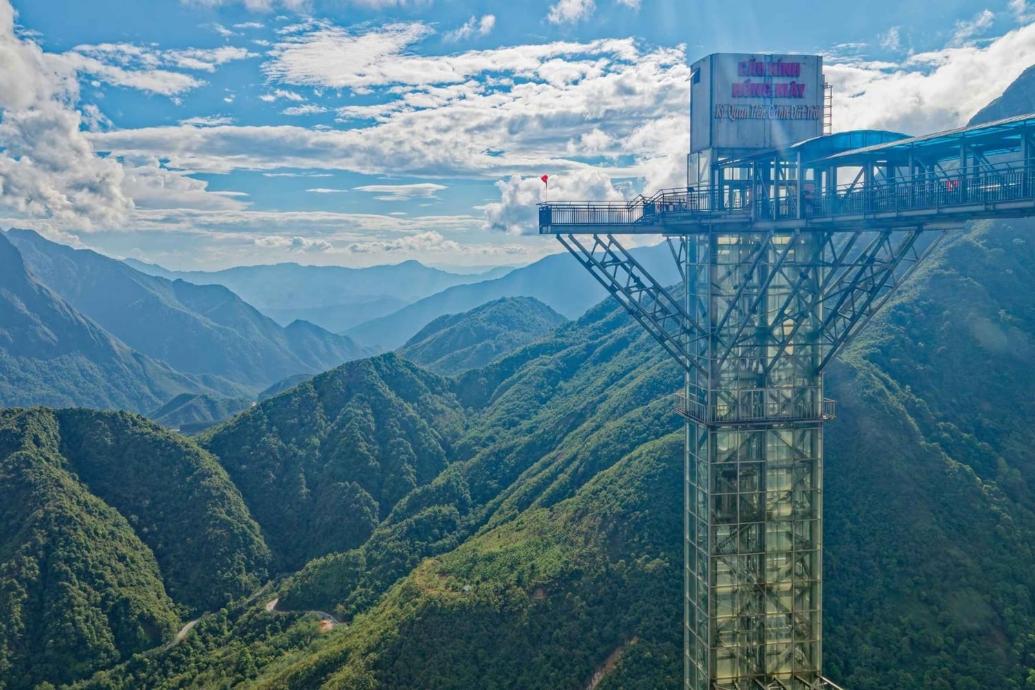 Z Sapa: wycieczka grupowa na szklany most i do wodospadu Silver Waterfall