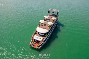 Ha Long Bay: Poreallas, luolat ja saari.