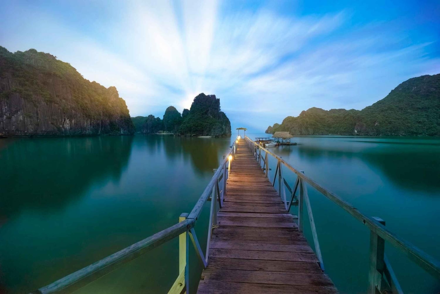 Passeio de barco de dia inteiro com o capitão Jack de Cat Ba