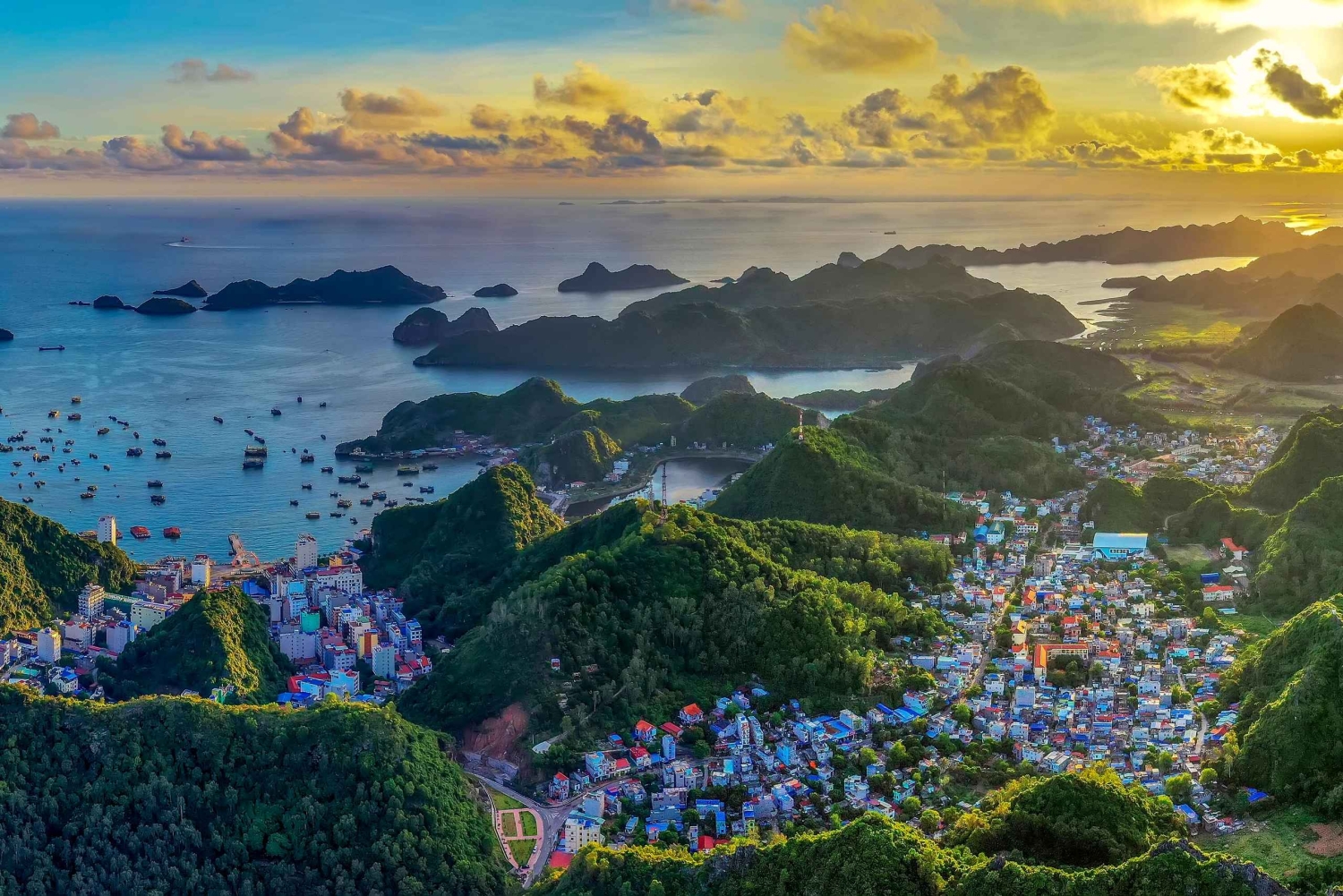 Passeio de barco de dia inteiro com o capitão Jack de Cat Ba