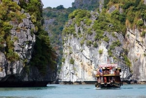 Passeio de barco de dia inteiro com o capitão Jack de Cat Ba