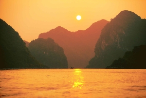 Passeio de barco de dia inteiro com o capitão Jack de Cat Ba