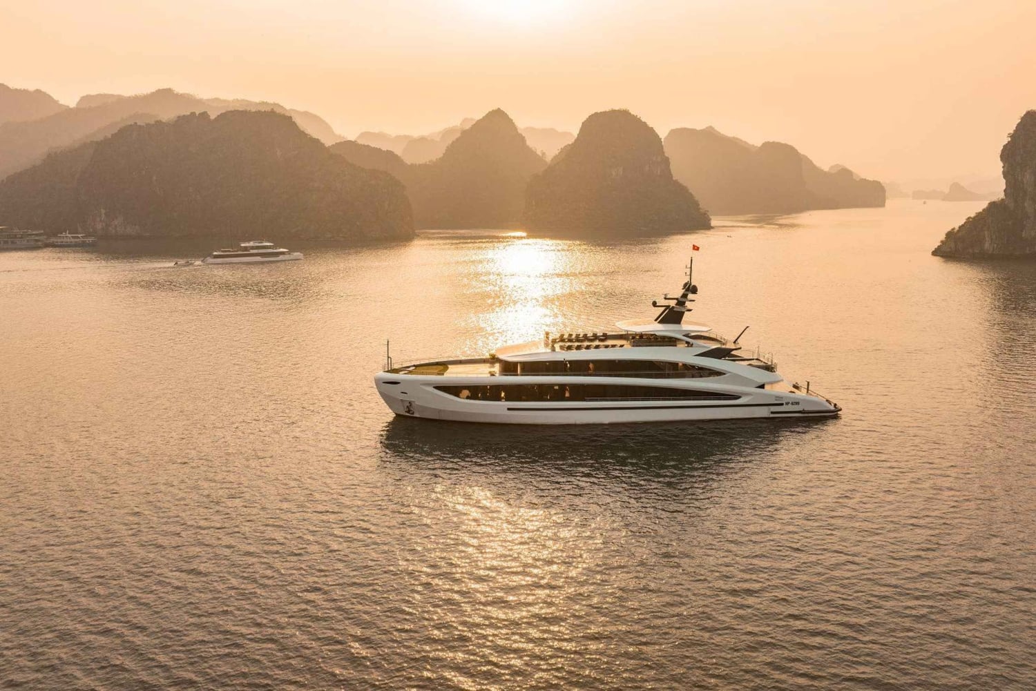 Día completo: Fabuloso tour por la bahía de Halong con crucero Taliya 5*